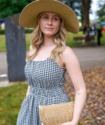Frau trägt ein festliches Kleid aus Georgias Look