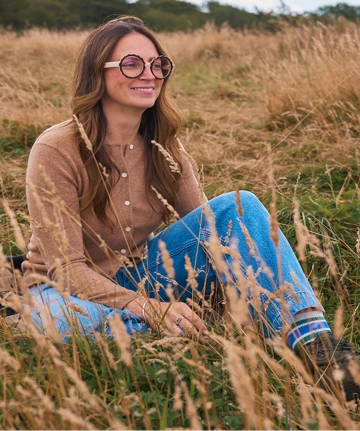 Eve trägt eine Kaschmir-Strickjacke von Lands' End