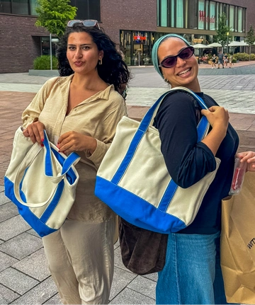 Group von Frauen mit Taschen von Lands' End in Hamburg