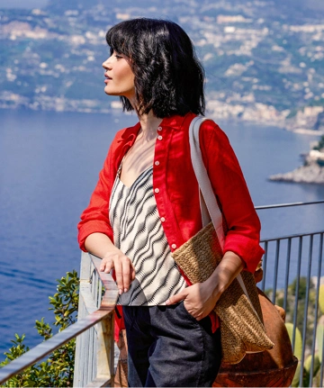 Lands' End - Frau in blau-weißem Ringelshirt