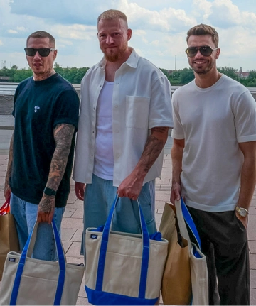 3 Männer mit Taschen von Lands' End in Hamburg