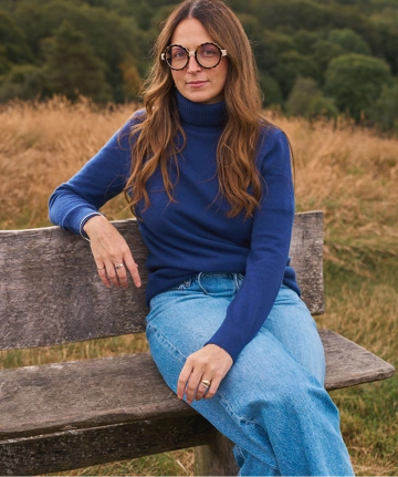 Eve trägt einen Kaschmirpullover von Lands' End