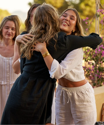 Vier Frauen in Sommerkleidung aus der Ibiza Edit