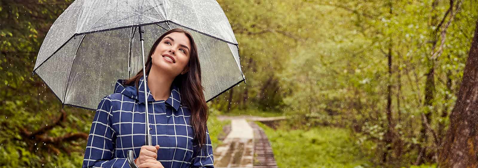 Die schönsten und leichtesten Regenjacken für Frauen in Plusgröße